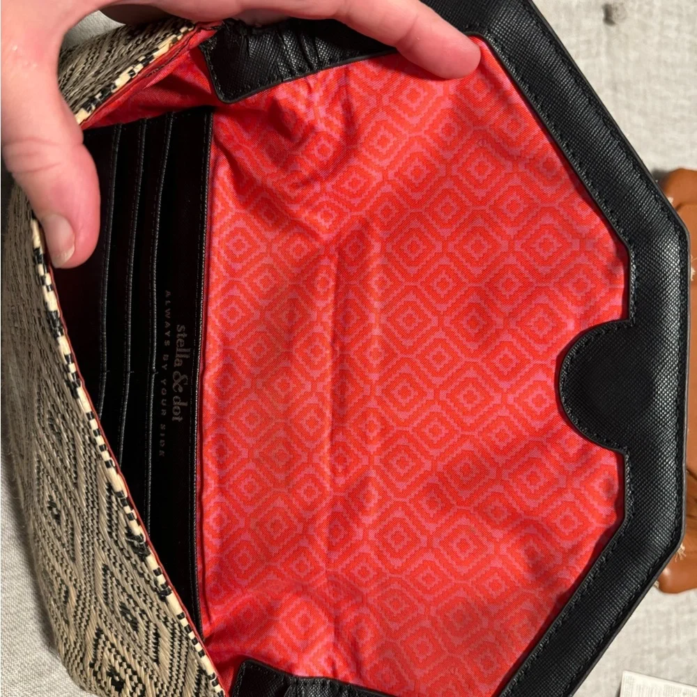 Geometric Patterned Clutch - Picture 2 of 2